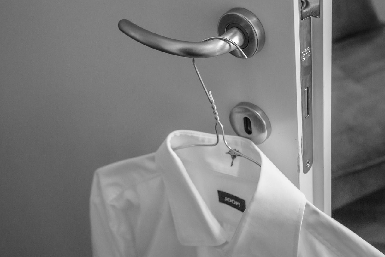 Klasyka i nowoczesność: dlaczego w Twojej szafie powinna znaleźć się biała koszula?