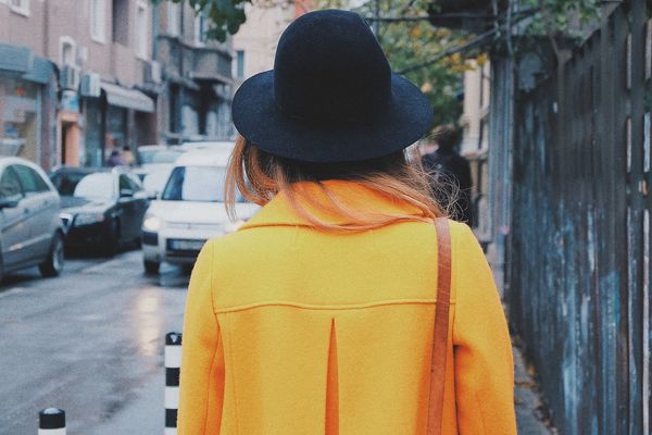 Jak nosić damski płaszcz, by wyglądać modnie i stylowo jesienią?