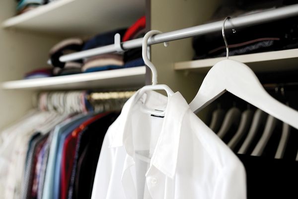 Odzież dla mężczyzn: jak odpowiednio dobrać białą koszulę do jeansów?