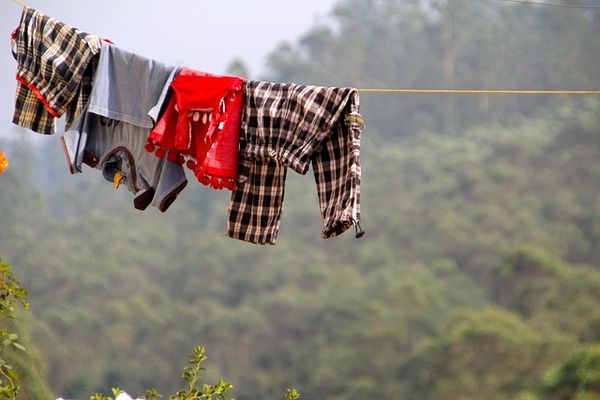 Recykling mody: jak zaoszczędzić na ubraniach bez rezygnacji ze stylu?